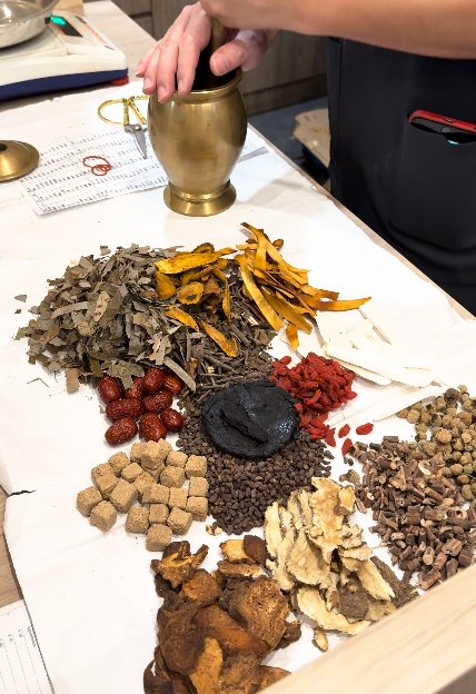 新加坡腰疼治疗中医推荐 贡方堂TCM吴美仪老中医内调外养结合见效快