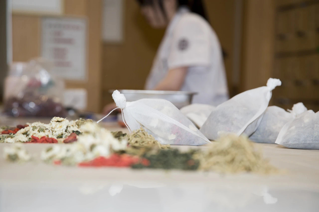 新加坡中医看秃顶怎么治疗？贡方堂TCM老中医：一人一方告别地中海